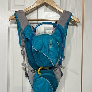 CamelBak Blue Teal Hydration Pack 2L Bladder cleaning brush extra valves hanger